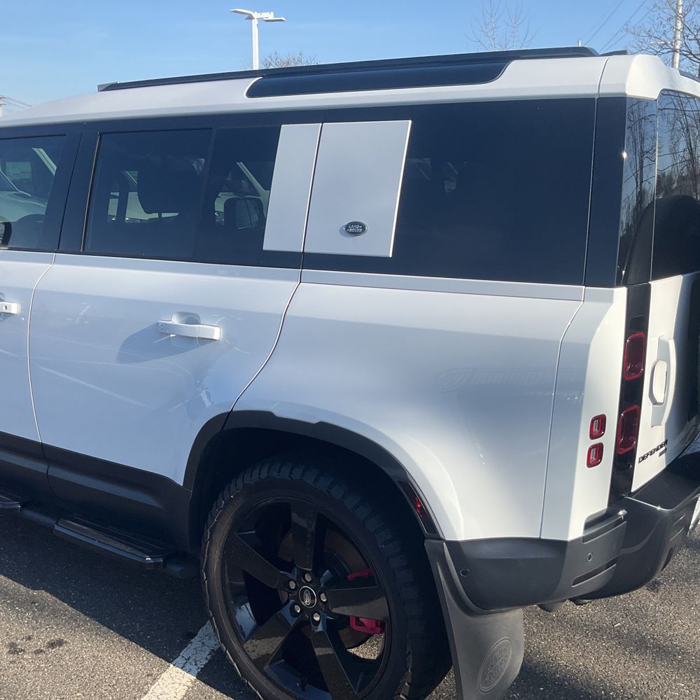 2023 Land Rover Defender 110 SE