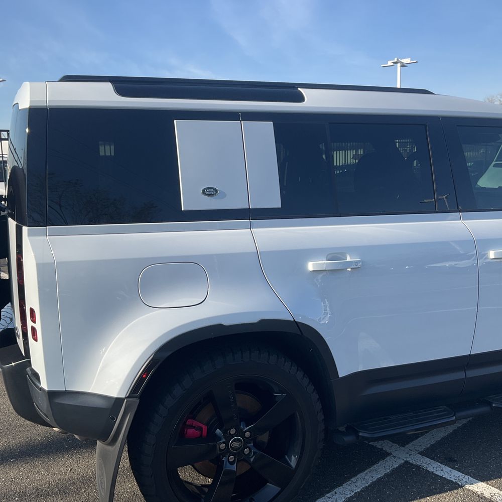 2023 Land Rover Defender 110 SE