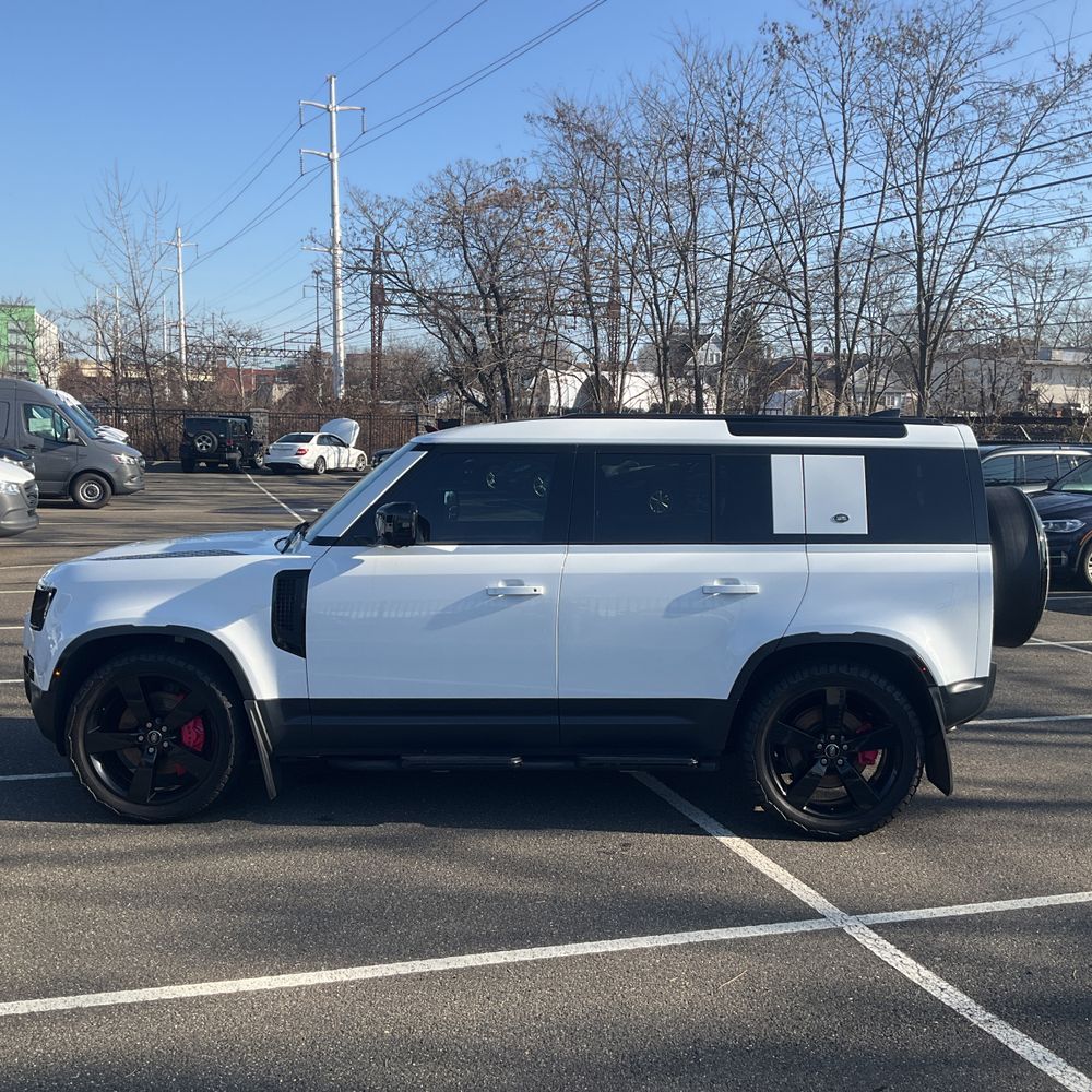 2023 Land Rover Defender 110 SE