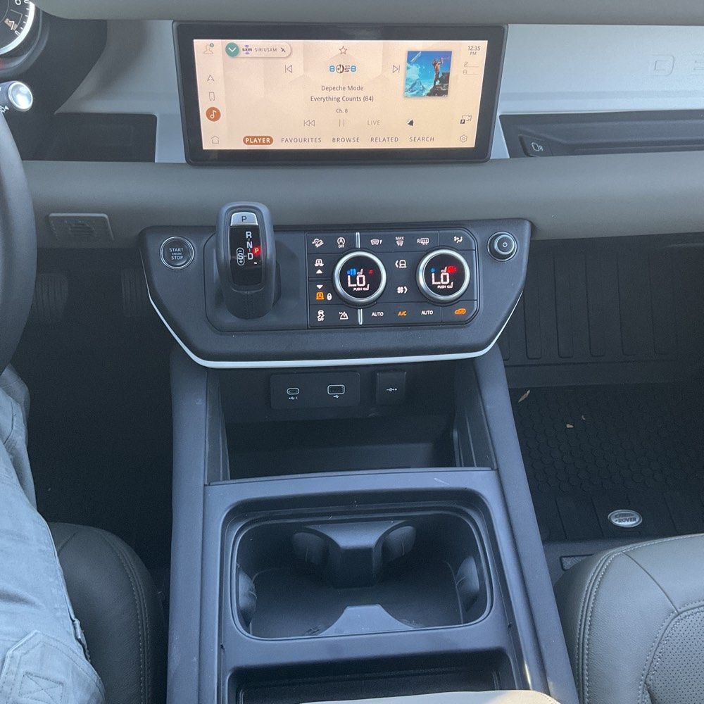 2023 Land Rover Defender 110 SE