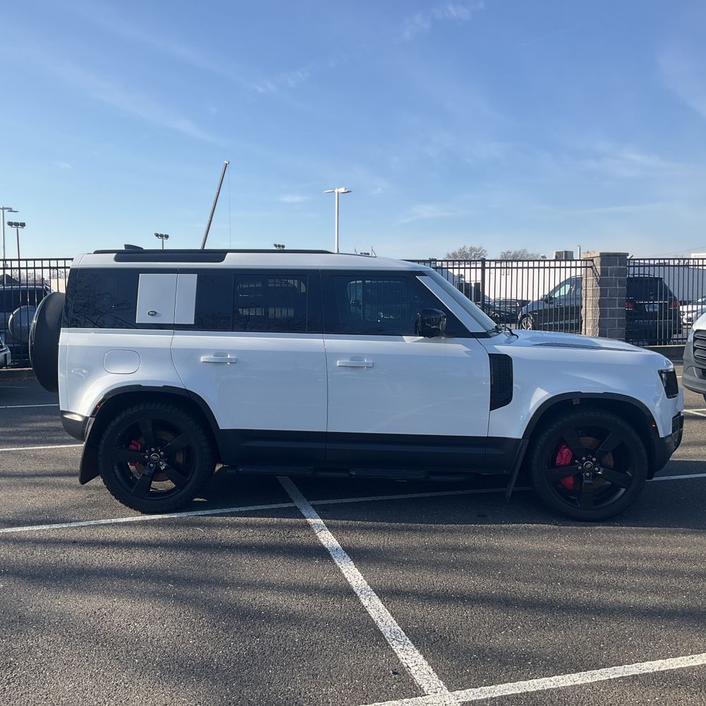 2023 Land Rover Defender 110 SE