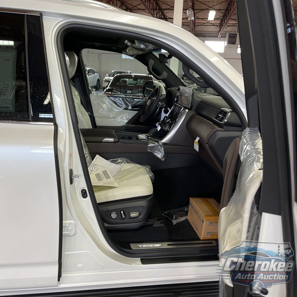 2025 Lexus LX 700h Luxury