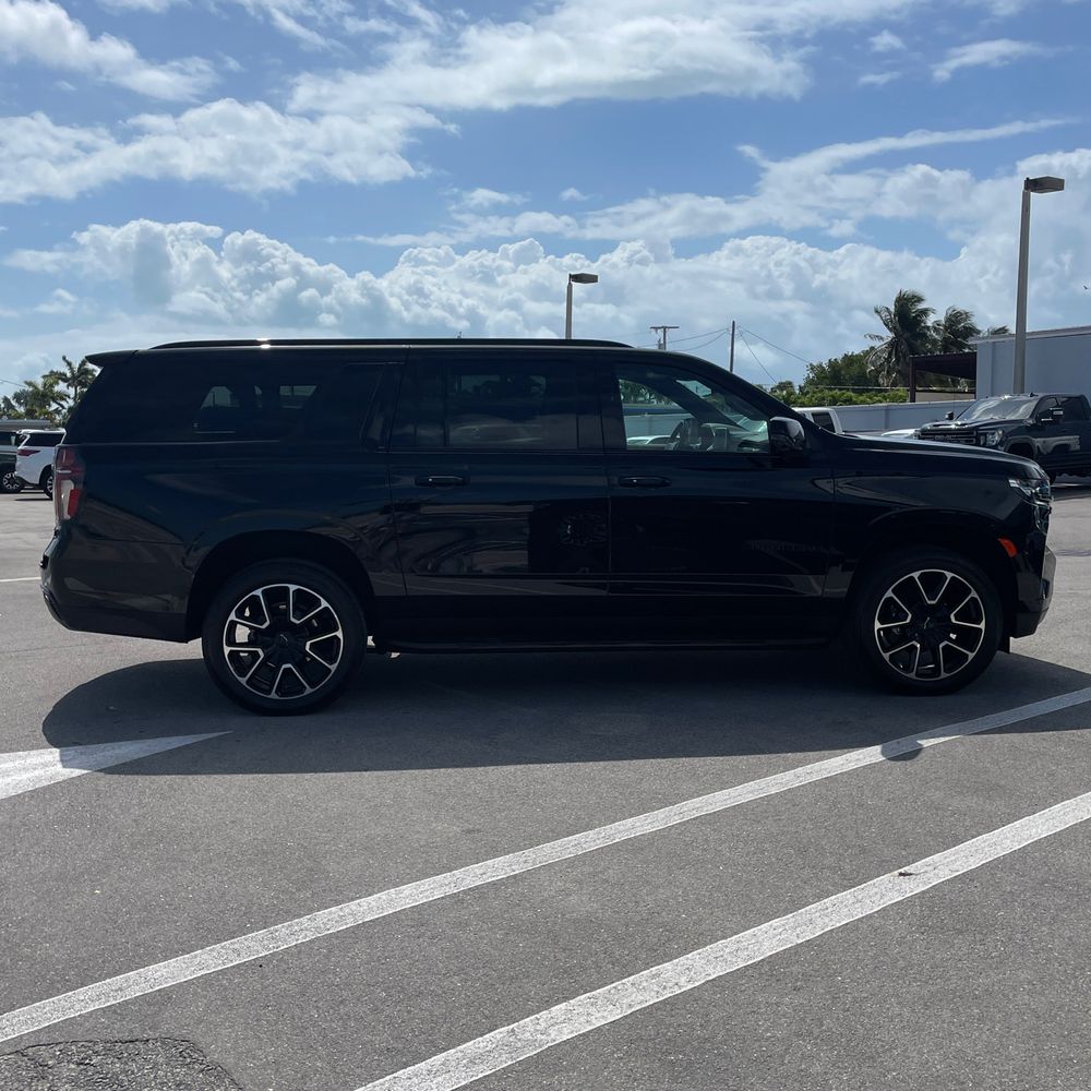 2023 Chevrolet Suburban RST
