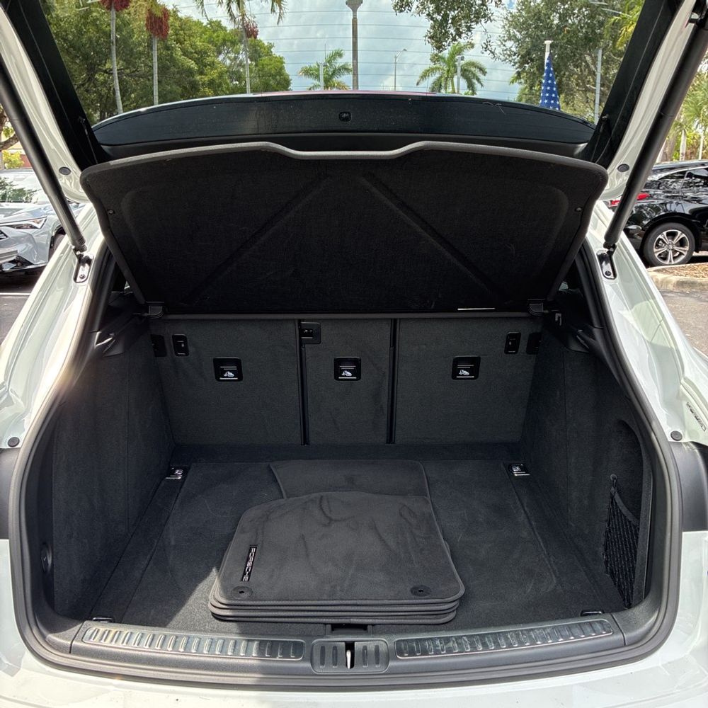 2024 Porsche Macan Base