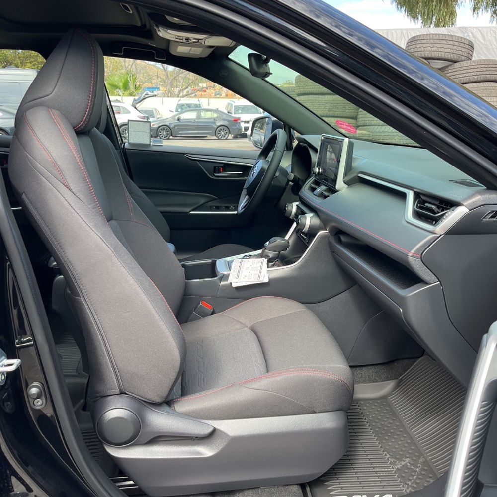 2025 Toyota RAV4 Plug-in Hybrid SE