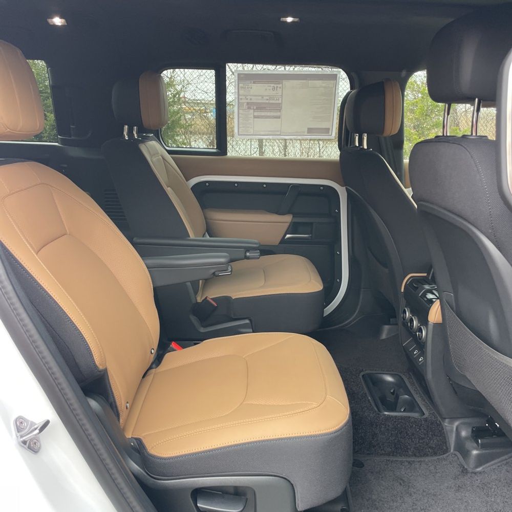 2025 Land Rover Defender 130 V8 P500
