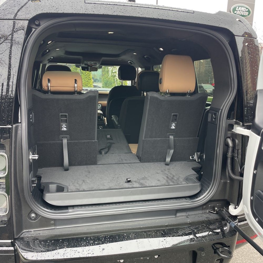 2025 Land Rover Defender 130 V8 P500