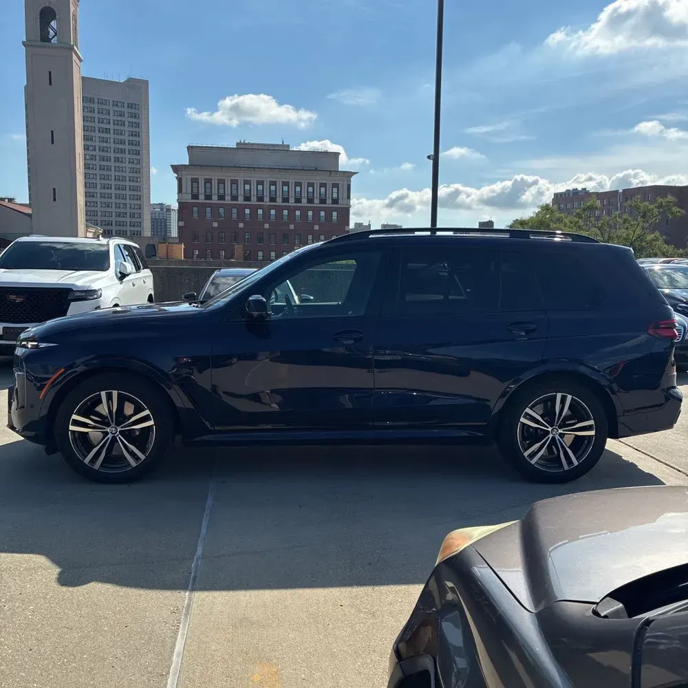 2023 BMW X7 M60i