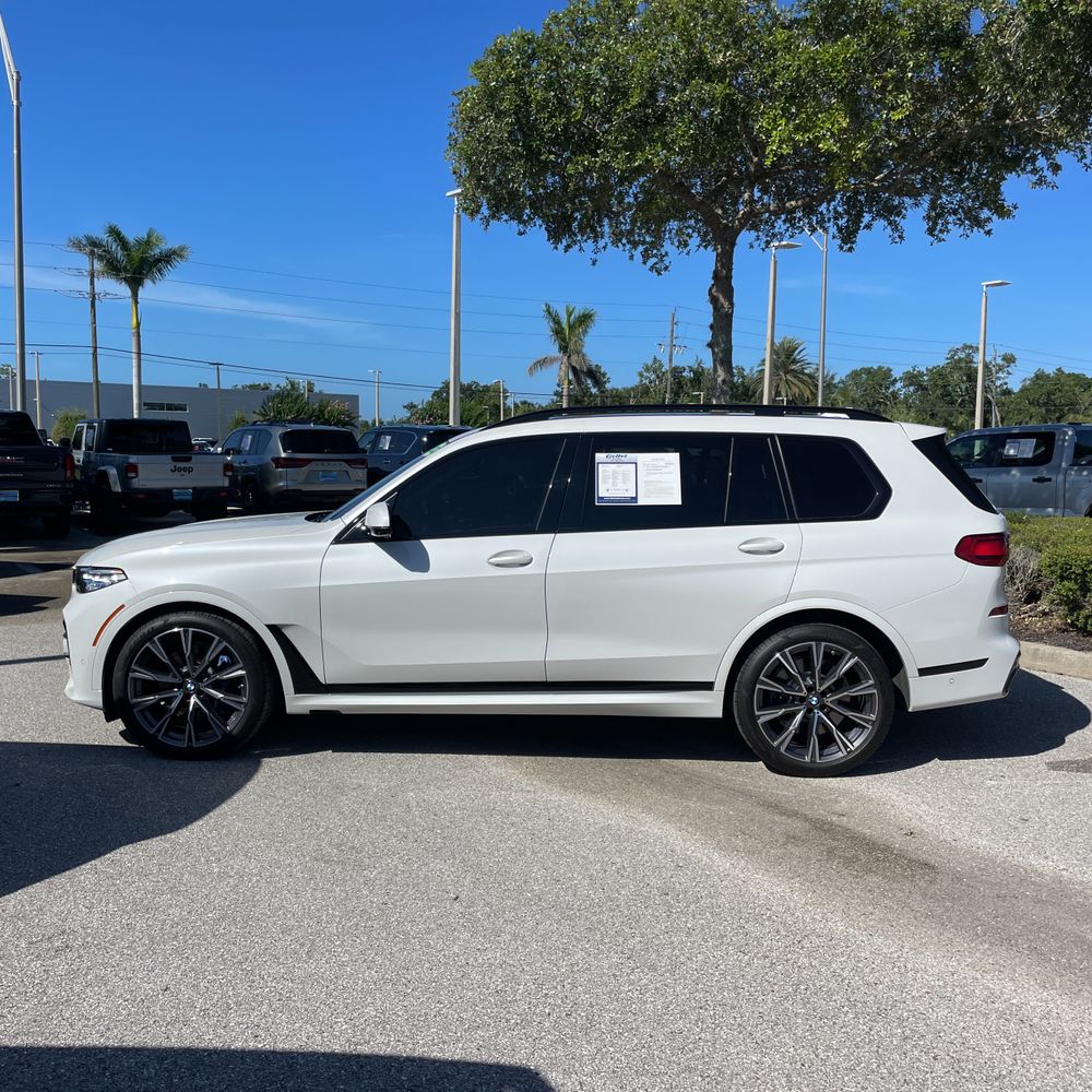 2022 BMW X7 M50i