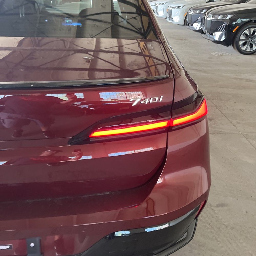 2023 BMW 7-Series 740i