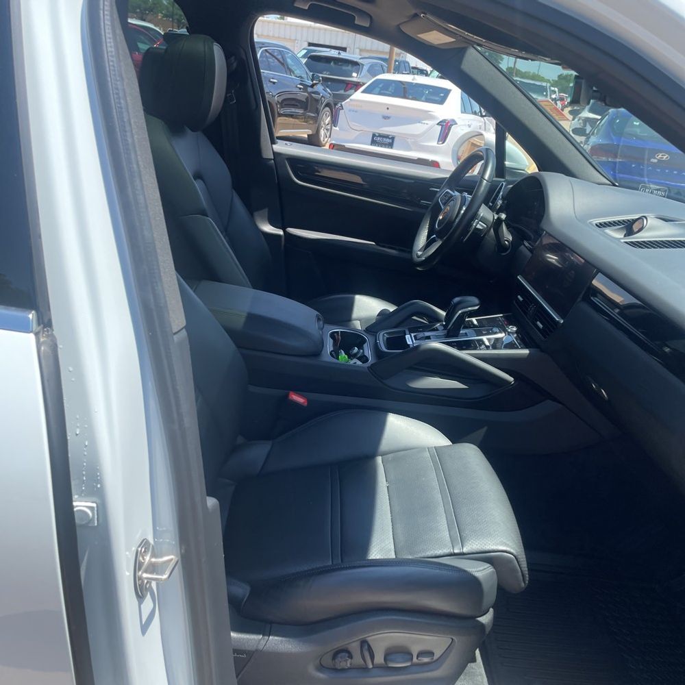 2022 Porsche Cayenne Base