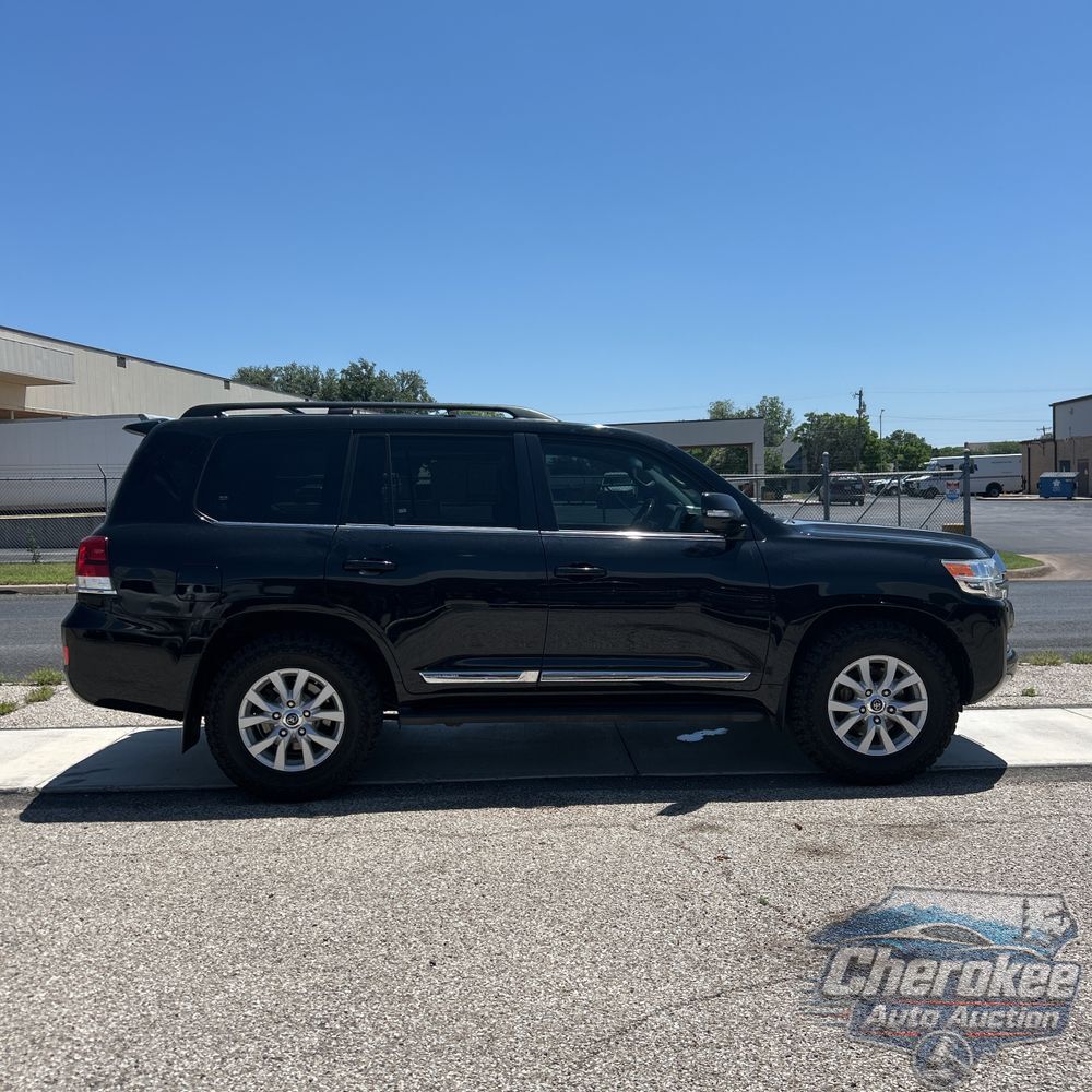 2016 Toyota Land Cruiser Base