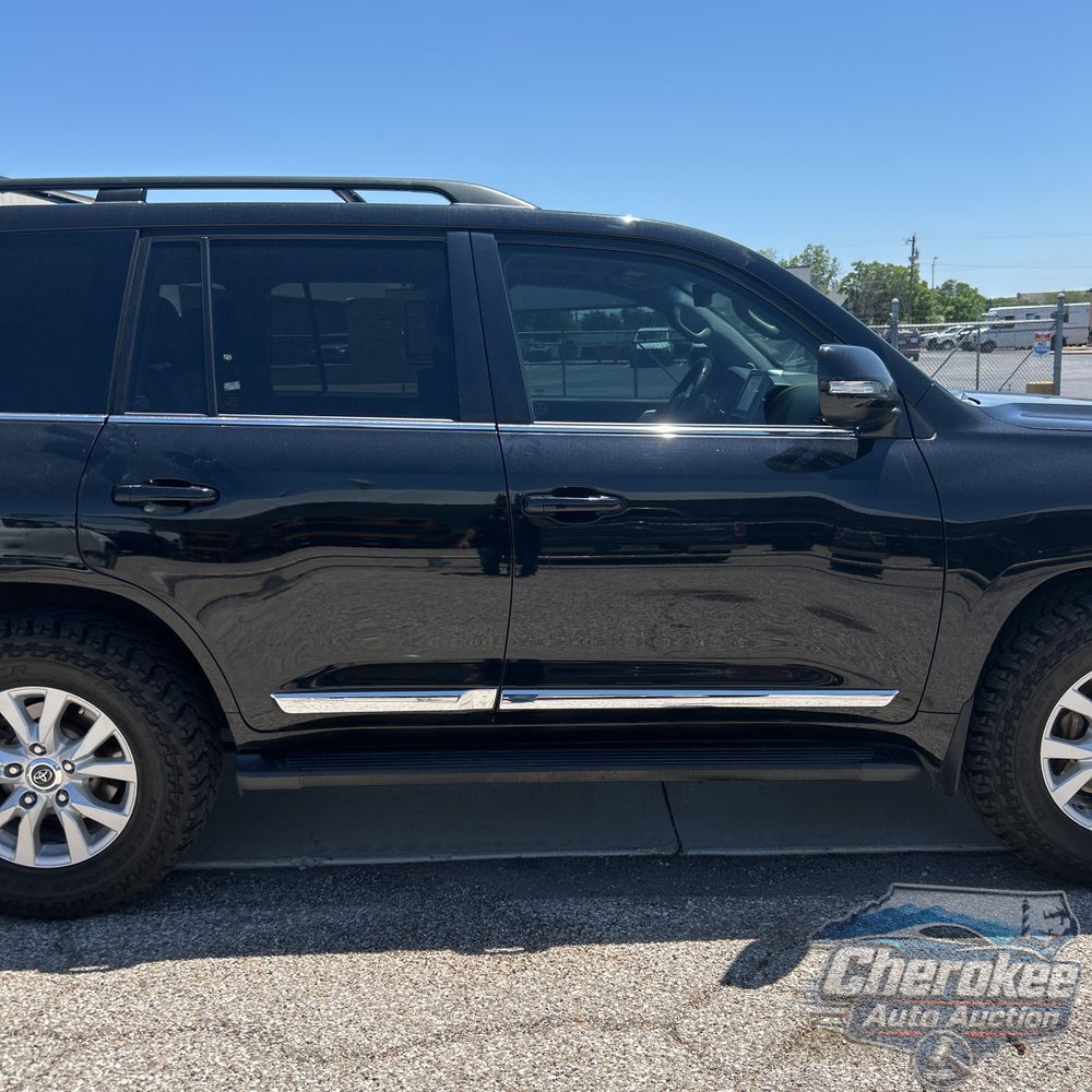 2016 Toyota Land Cruiser Base