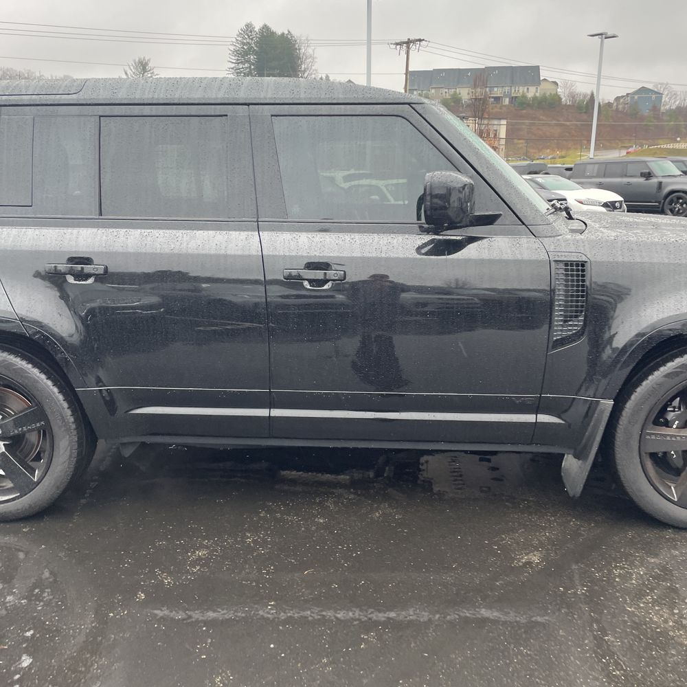 2024 Land Rover Defender 110 V8 P525