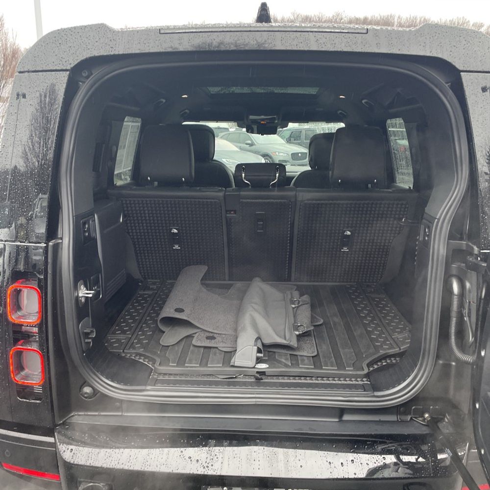 2024 Land Rover Defender 110 V8 P525