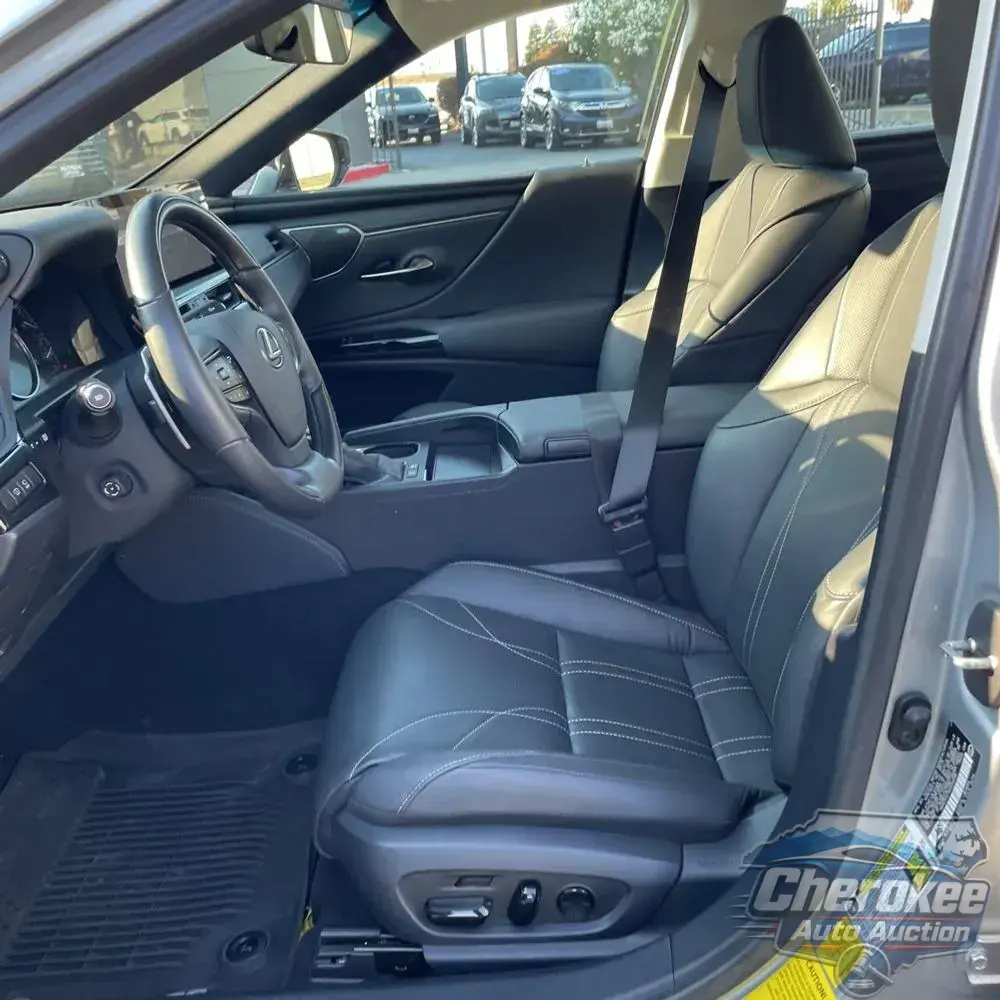 2025 Lexus ES 300h Luxury