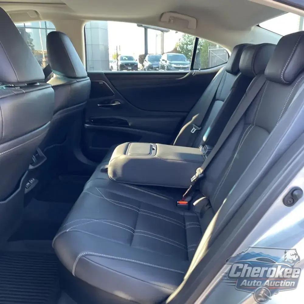 2025 Lexus ES 300h Luxury