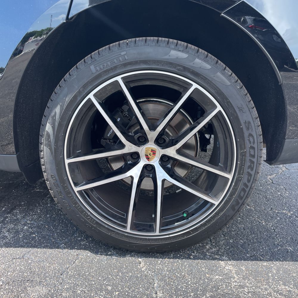 2023 Porsche Macan Base
