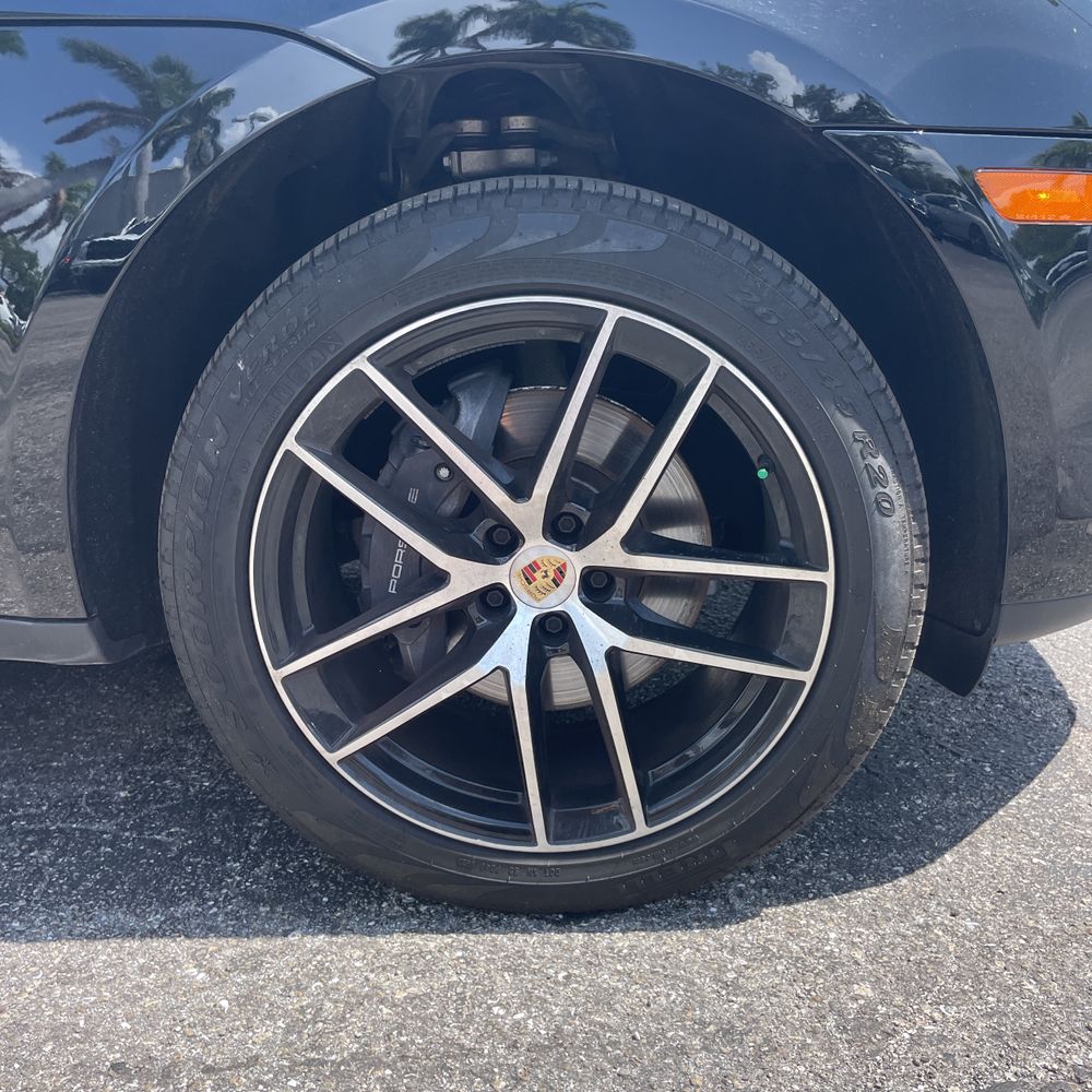 2023 Porsche Macan Base