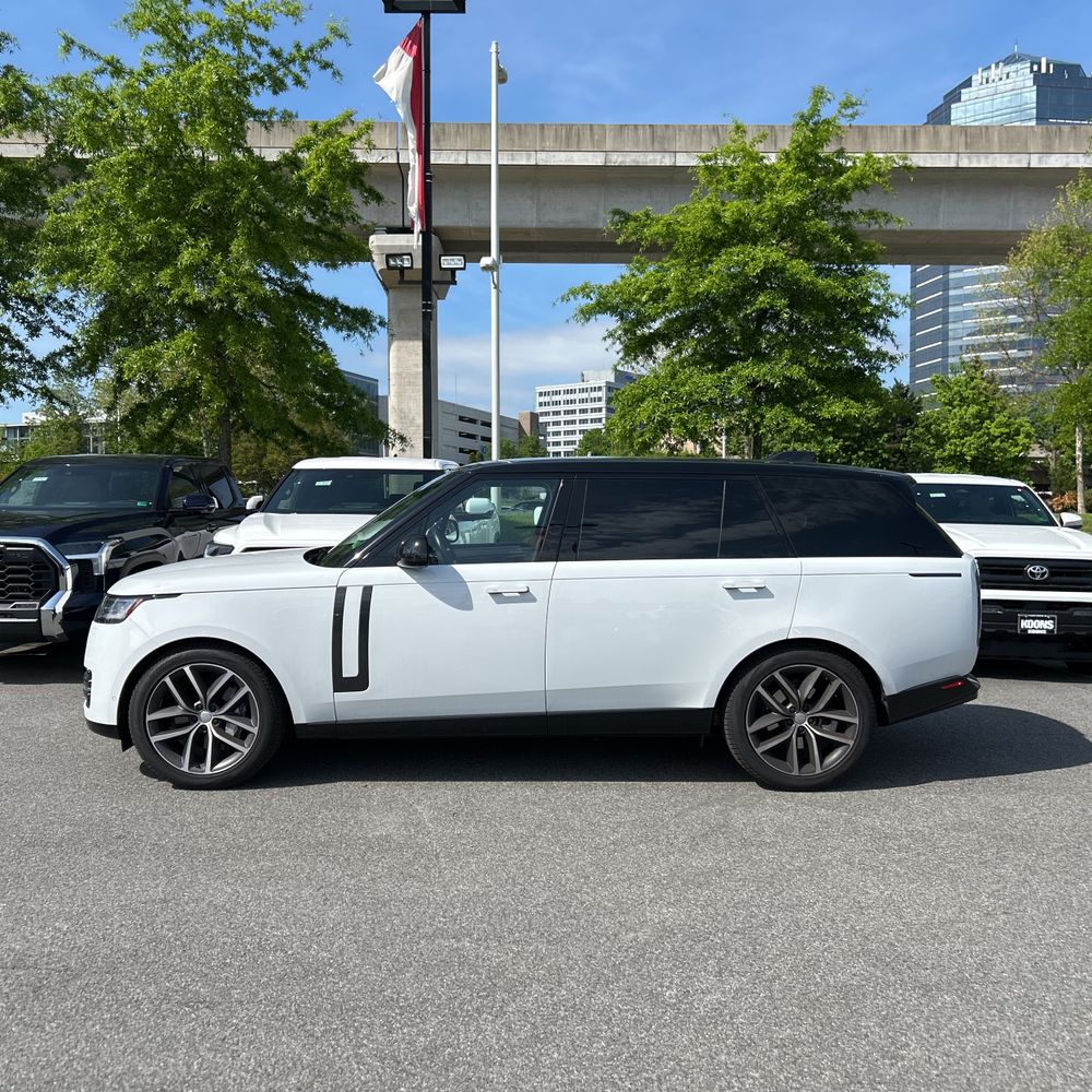 2025 Land Rover Range Rover P400 SE LWB