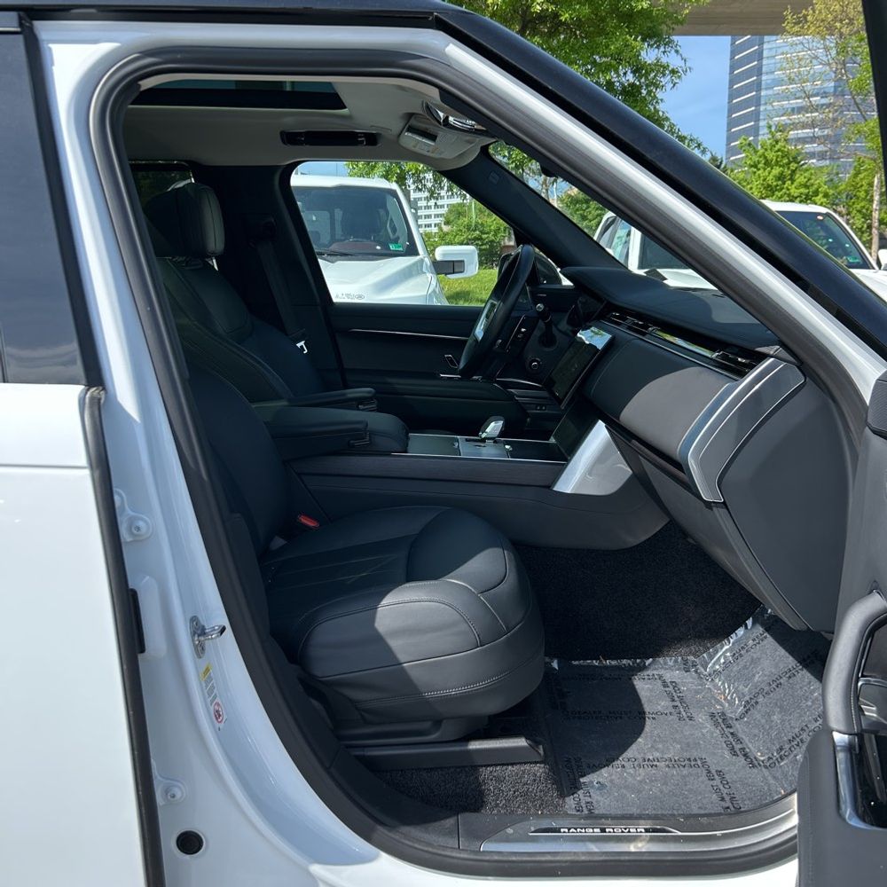 2025 Land Rover Range Rover P400 SE LWB