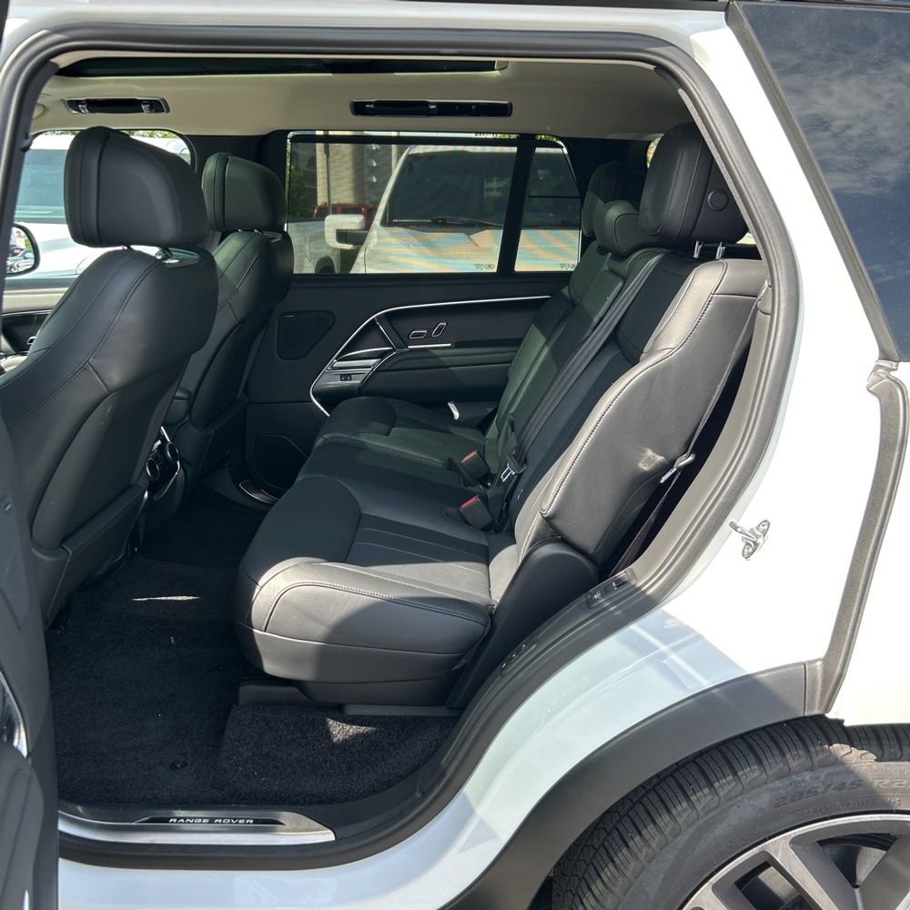 2025 Land Rover Range Rover P400 SE LWB