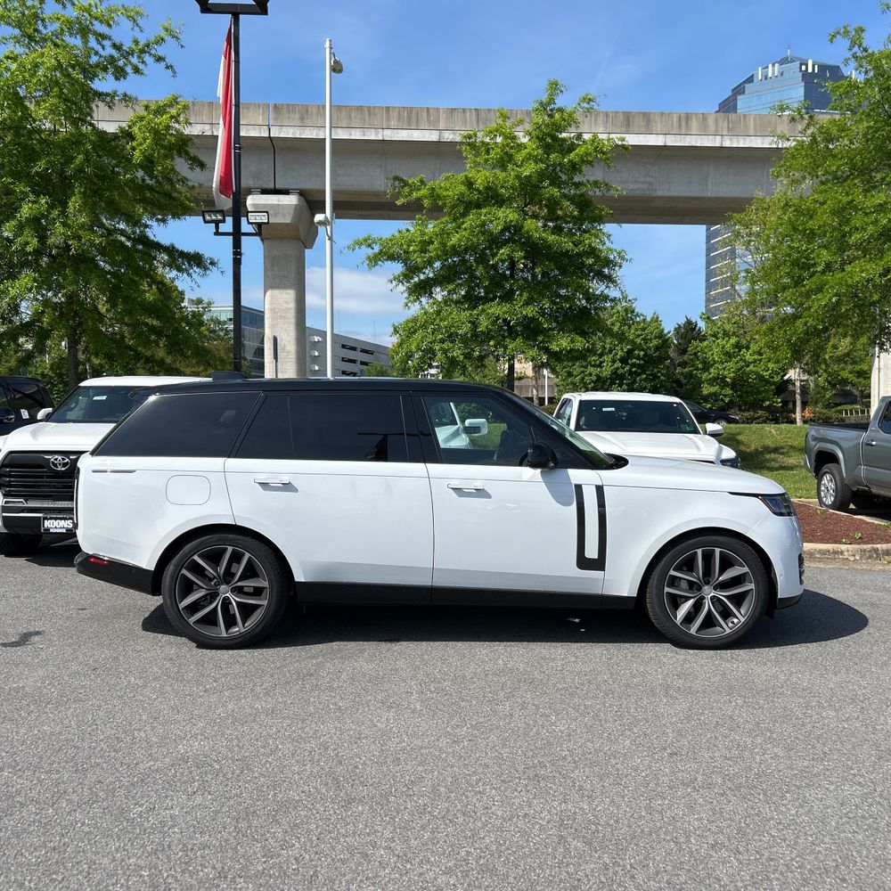 2025 Land Rover Range Rover P400 SE LWB